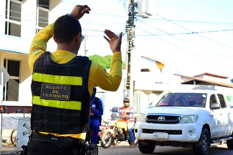 Agentes de trânsito orientam pedestres e motoristas no projeto Cidadania na Faixa