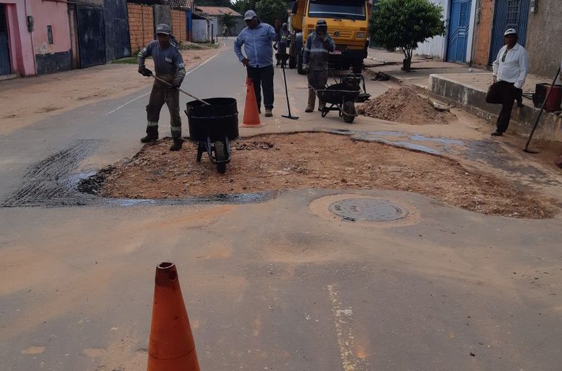 Tapa-buracos na Rua "H", Bairro Novo Horizonte