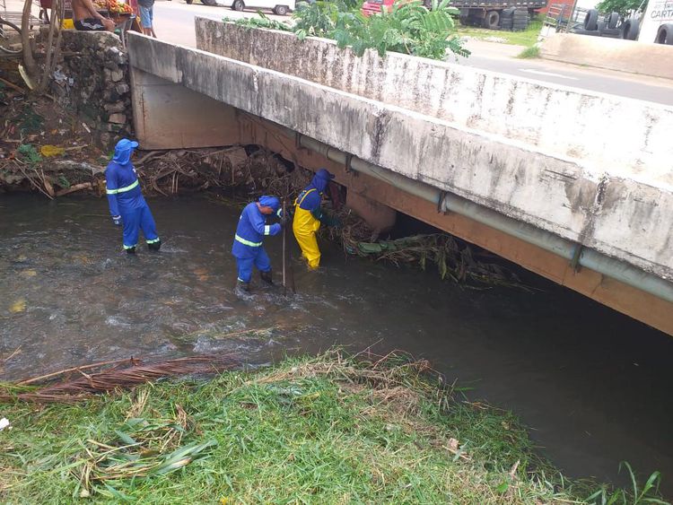 Prefeitura segue com limpeza de riacho Bacuri