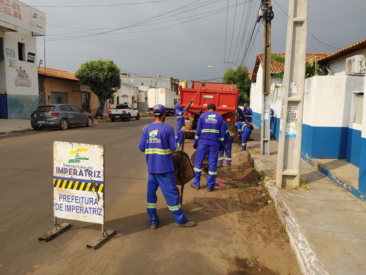 Ação de limpeza contra alagamentos recolhe toneladas de resíduos das bocas de lobo