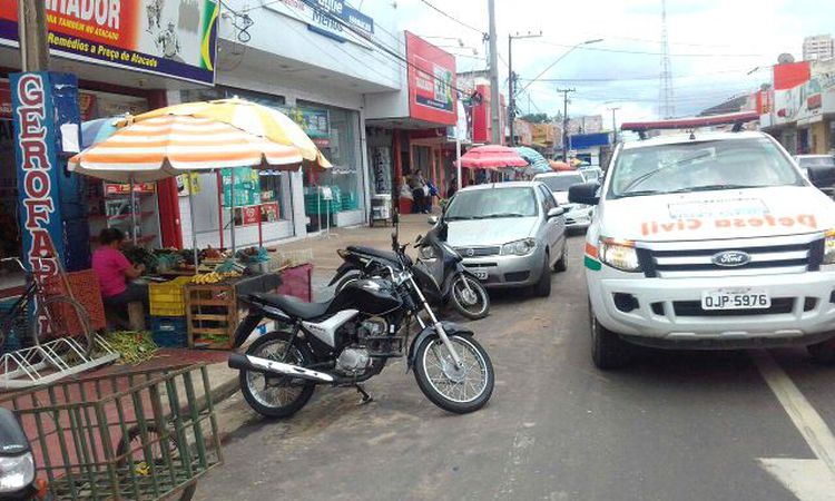 Defesa Civil notifica vendedores ambulantes estabelecidos na Avenida Bernardo Sayão