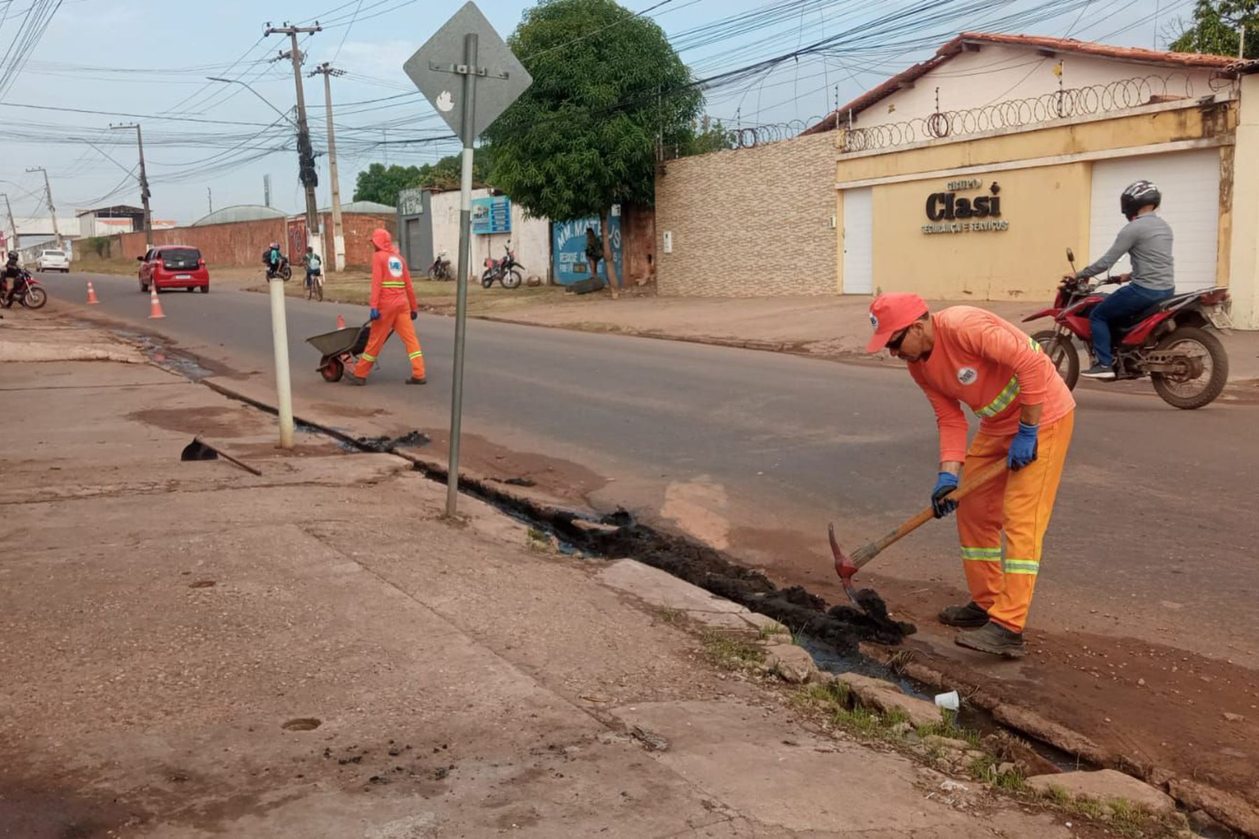 Equipes atuam na limpeza dos principais corredores de trânsito e espaços públicos