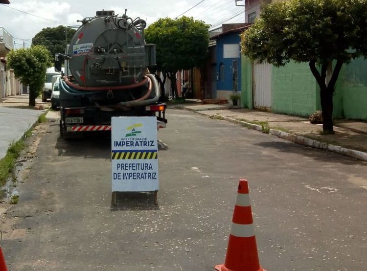 Limpeza e desobstrução de bueiros por hidrojato é realizada na Avenida Caiçara na Vila Redenção I