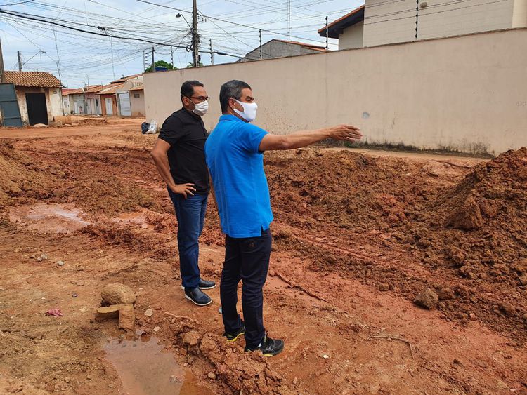 Prefeito Assis Ramos vistoria obra de drenagem profunda na Rua 5, Vilinha