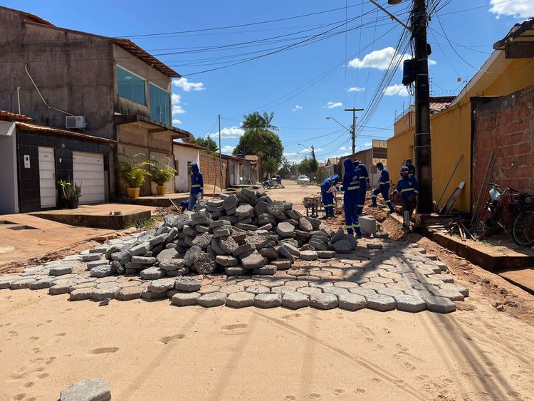 Rua Guarani recebe pavimentação em bloquetes na Vila Redenção I