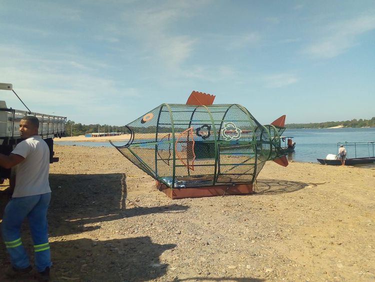 "Peixe" gigante para coleta de recicláveis é instalado na Praia do Cacau