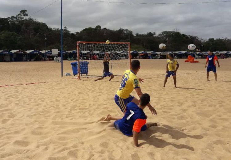 Torneio de beach soccer classifica cinco equipes para as quartas de final