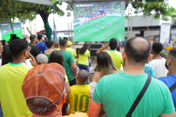 Animação toma conta da torcida na transmissão do jogo do Brasil na Praça da Cultura