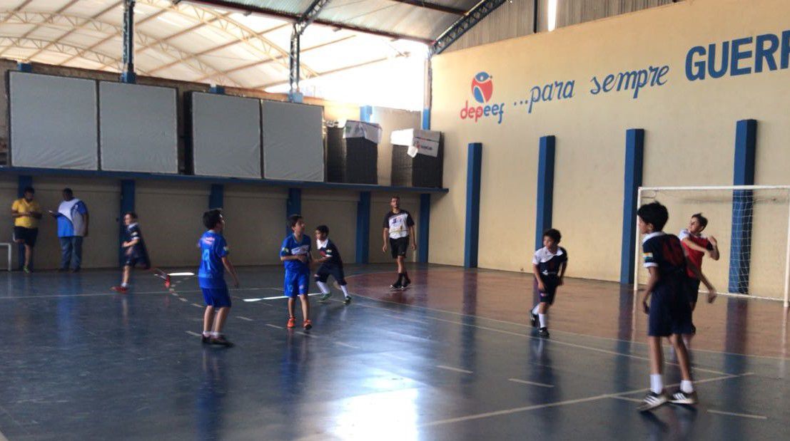 <p>A partida do pr&eacute;-mirim masculino de handebol encerrou agora com o resultado 4x1 para os donos da Casa, ArtCeb, sobre a equipe do Peniel. O jogo teve dura&ccedil;&atilde;o de 24 minutos, sendo dois tempos de 12 minutos cada.&nbsp;</p>