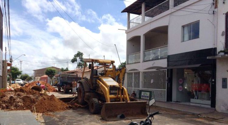 Prefeitura faz drenagem e operação tapa-buracos em avenidas e ruas
