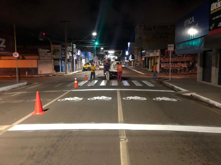 Prossegue revitalização de faixas de pedestres na Avenida Dorgival Pinheiro no Centro