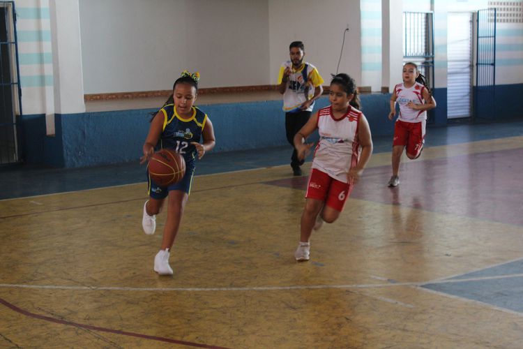 Escola Santos Dumont é campeã do basquete nas categorias infantil e infanto feminino