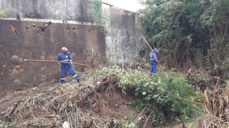 Prefeitura realiza desobstrução do riacho Capivara