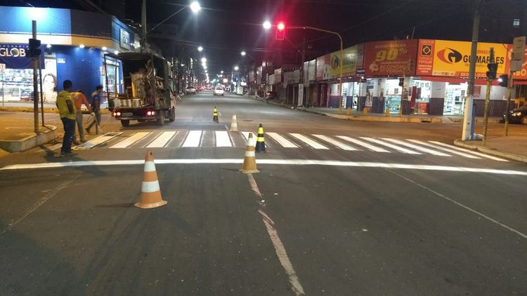 Prefeitura reforça pintura de faixas de pedestres na Avenida Getúlio Vargas