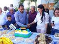 O prefeito Assis Ramos e a primeira-dama, Janaína Ramos cortam o bolo de aniversário.