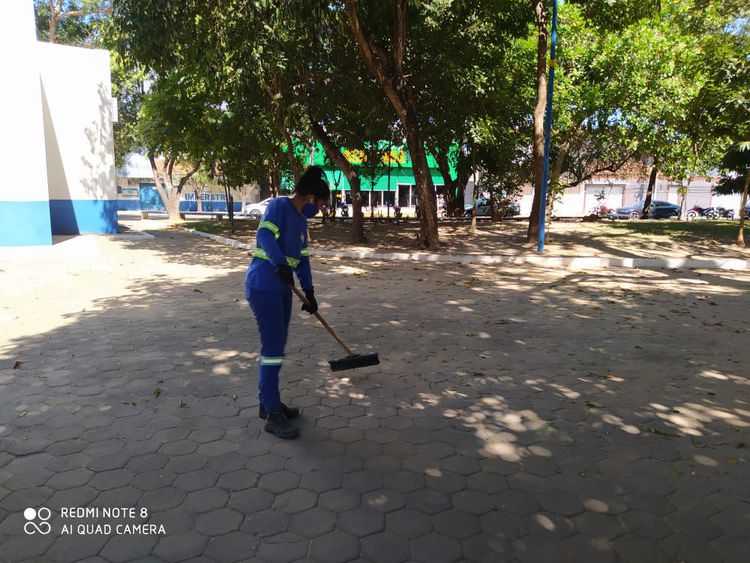 Praça União recebe serviços de limpeza urbana