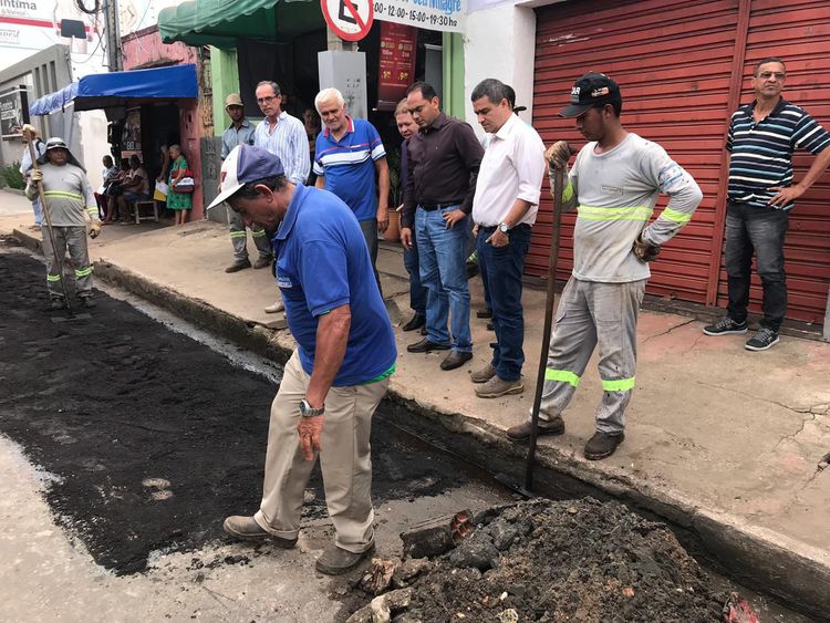 Prefeito Assis Ramos diz que recuperação de ruas chegará a todos os bairros