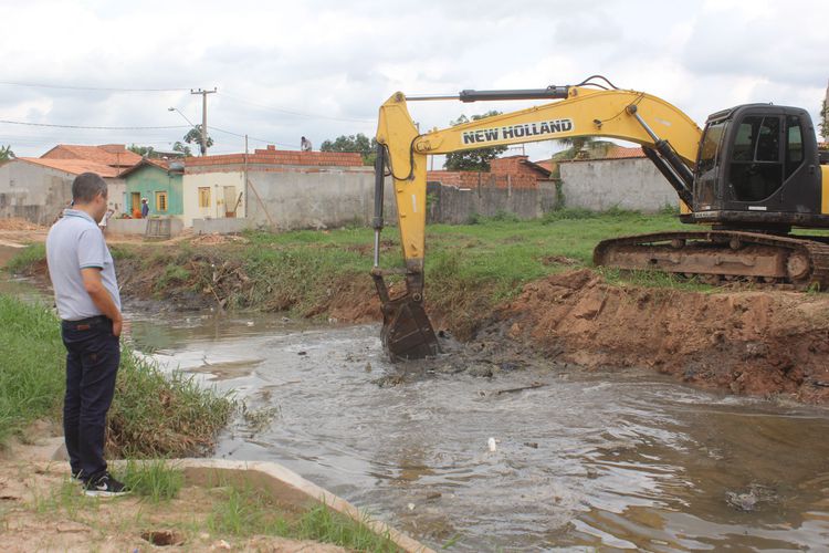 Prefeitura de Imperatriz aprofunda e limpa calha do riacho Capivara no Santa Rita