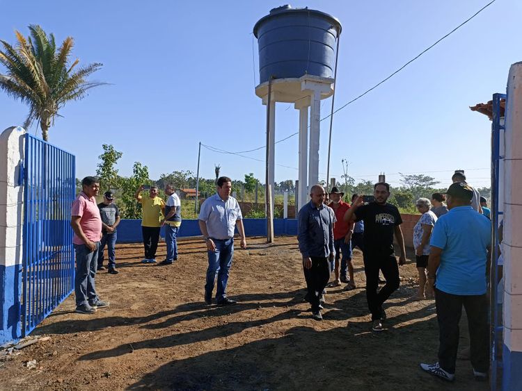 Poço entregue pela Prefeitura leva água às centenas de casas no povoado Embiral