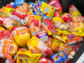 Alimentos foram apreendidos e descartados para que os produtos impróprios para o consumo não chegassem ao consumidor.
