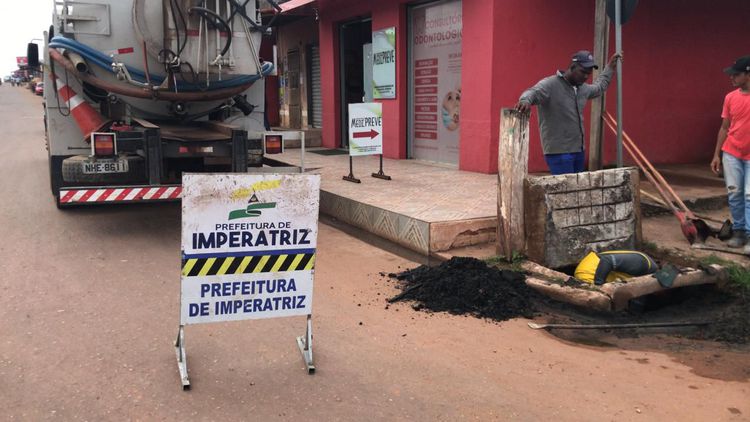 Caminhão hidrojato auxilia na limpeza e desobstrução de bocas de lobo nas vilas Ipiranga e Cafeteira