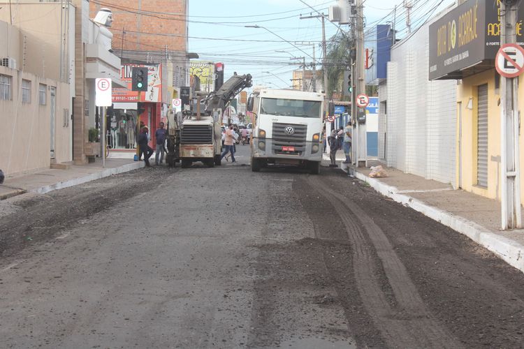 Prefeitura começa obra de recapeamento asfáltico da Rua Luís Domingues