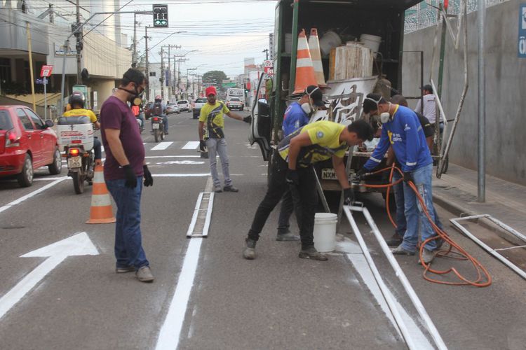 Prefeitura requalifica pintura de faixas de pedestres na Avenida Dorgival Pinheiro