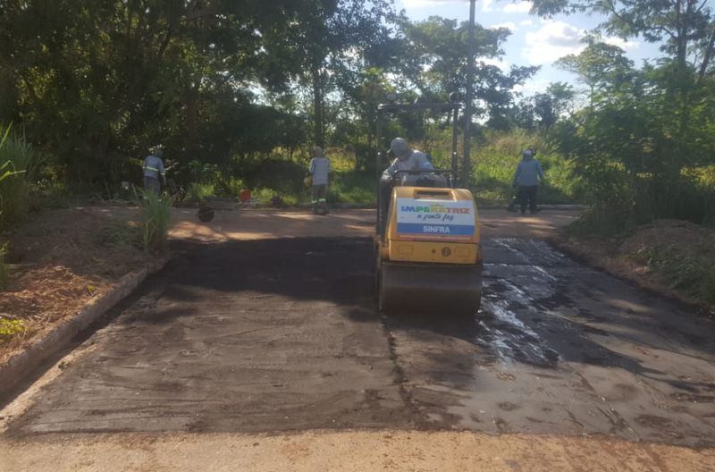 Avança recapeamento de vias no Parque das Mansões.