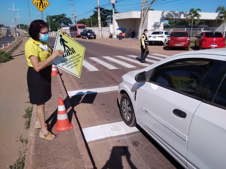 Blitz educativa conscientiza motoristas em faixa de pedestres na Avenida Pedro Neiva
