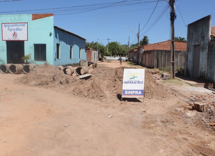 Prefeitura avança na construção de drenagem profunda na Rua Mário Bambila