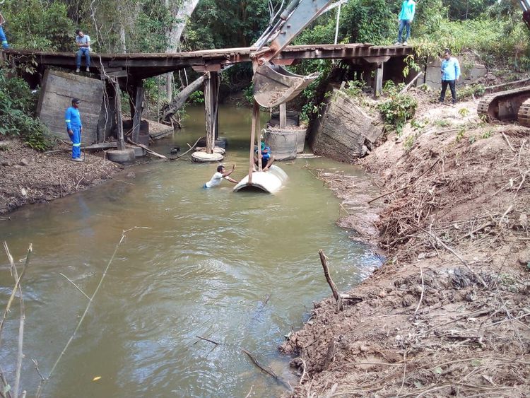 Começa construção de desvio para recuperação da ponte de madeira sobre o riacho Barra Grande