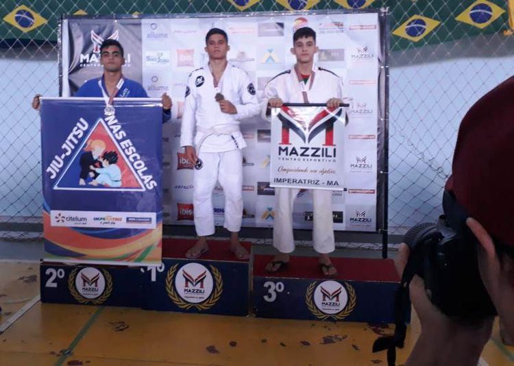Alunos do "Jiu-Jitsu nas Escolas" conquistam 18 medalhas em torneio