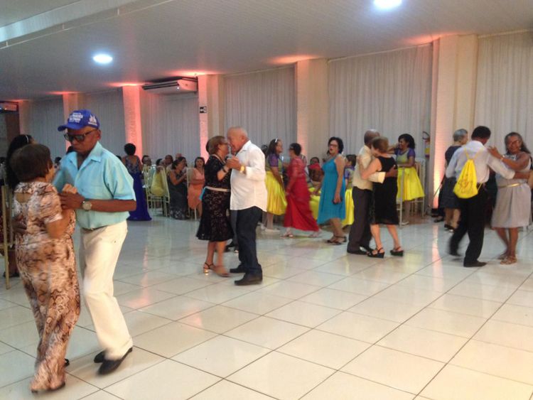 Baile festeja 25 anos da Casa do Idoso