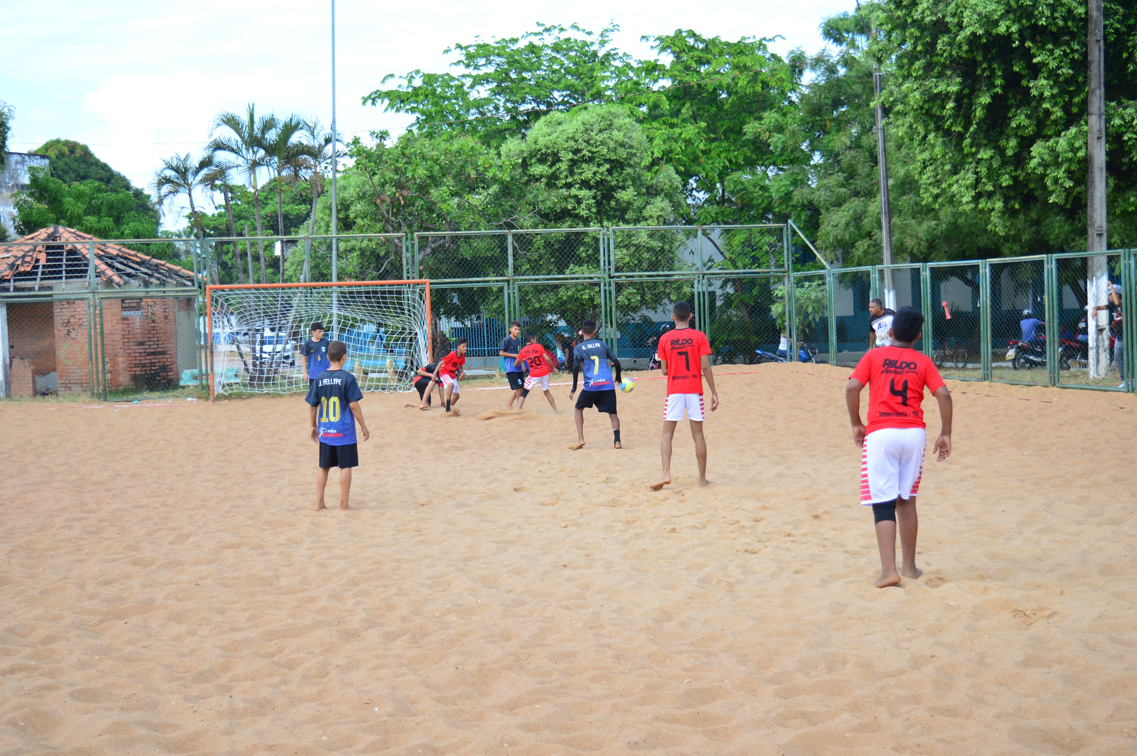 <p><span style="font-family:Arial,Helvetica,sans-serif"><span style="font-size:16px"><strong>Dezenove&nbsp;jogos j&aacute; foram realizados pelo Beach Soccer infantil e infanto Masculino</strong></span></span></p>

<p><span style="font-family:Arial,Helvetica,sans-serif"><span style="font-size:16px">As competi&ccedil;&otilde;es de beach soccer nas categorias infantil e infanto masculino, iniciaram na &uacute;ltima sexta-feira, dia 1&ordm; de junho<strong>.&nbsp;</strong></span></span><span style="font-family:Arial,Helvetica,sans-serif"><span style="font-size:16px">Depois da folga de domingo, as disputas reiniciaram na manh&atilde; desta segunda-feira, 04, nas Arenas da Pra&ccedil;a Man&eacute; Garrincha e do IFMA.</span></span></p>