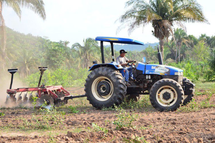 SEAAP beneficiou vários profissionais da agricultura familiar com gradagem de áreas em 2023