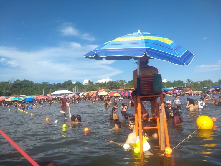 Banhistas lotam praias durante feriado municipal