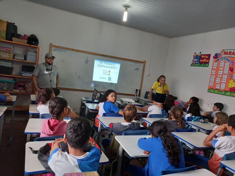 Estudantes da escola Tia Emília participam de palestra sobre trânsito seguro