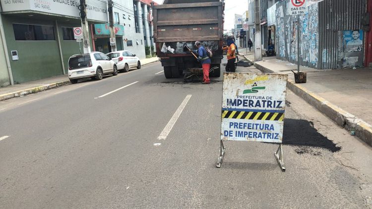 Tapa-buracos realiza manutenção de ruas do Centro neste domingo