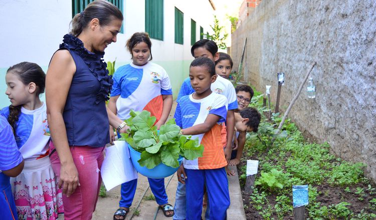 “Educando com a horta na escola” incentiva alimentação saudável