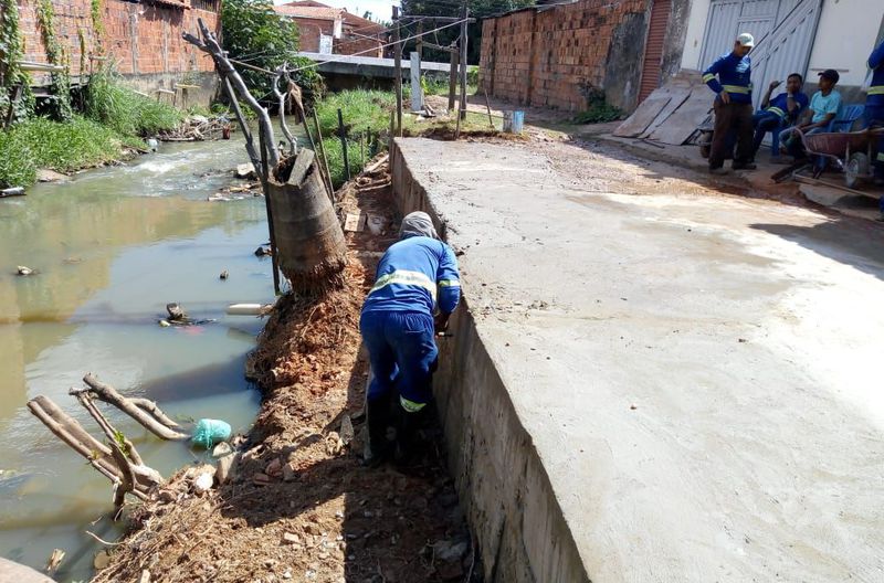 Prefeitura conclui construção do muro de arrimo do riacho Bacuri, na Rua Henrique de La Rocque, próximo a Rua Simplício Moreira, Bacuri