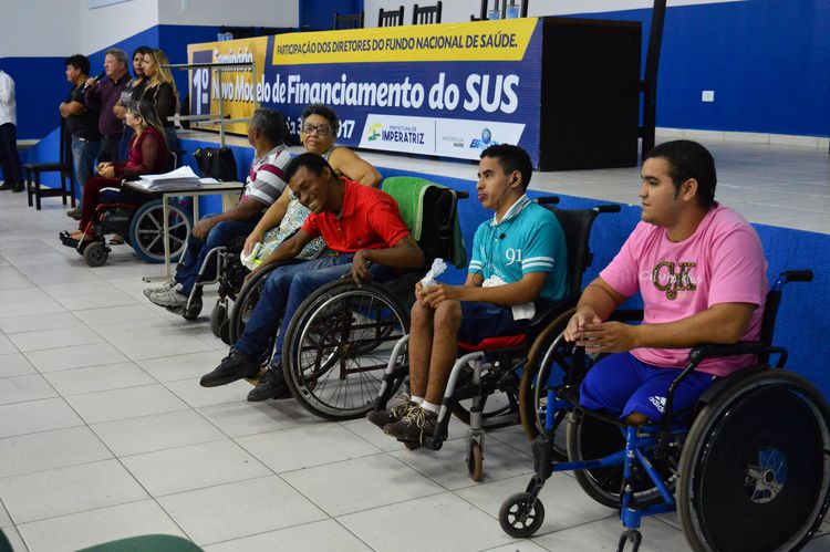 Prefeitura entrega novas cadeiras de rodas para comunidade