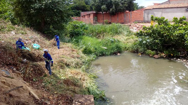 Prefeitura dá continuidade a desobstrução  no riacho Capivara