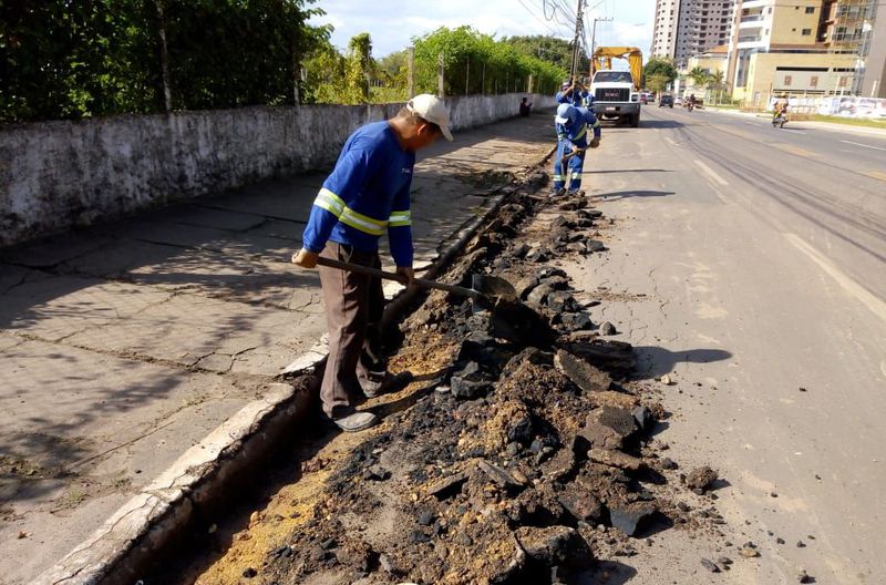 Recuperação de sarjeta na Avenida Bernardo Sayão, em frente ao 50º BIS