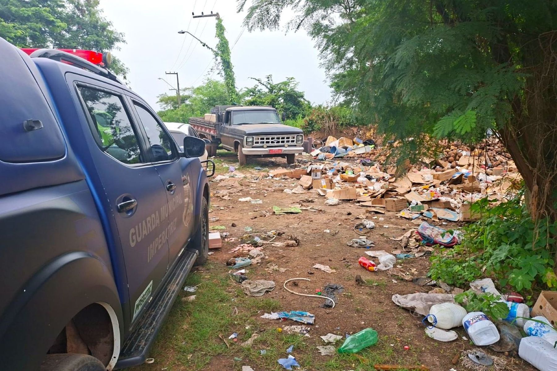 Guarda Municipal flagra descarte irregular de resíduos na via de acesso à Praia do Cacau