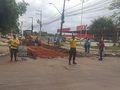 Agentes de trânsito controlam trânsito na Rua Leôncio Pires Dourado, no bairro Bacuri.