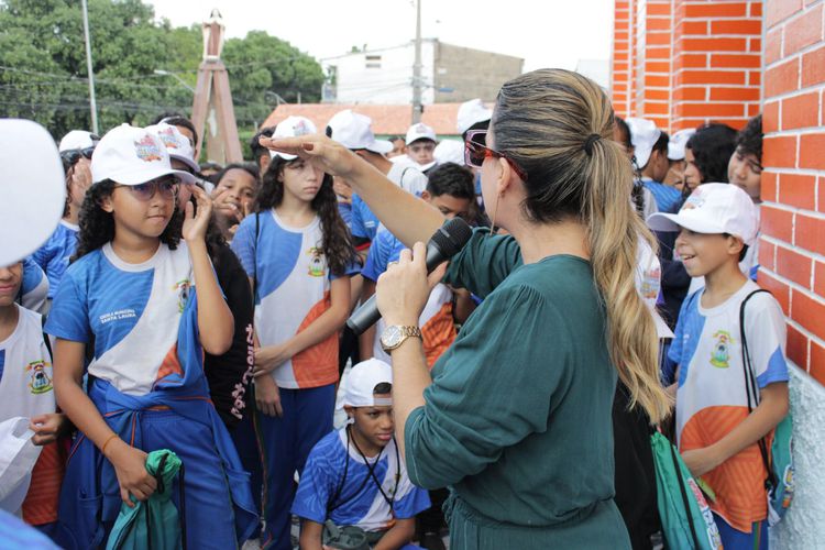 Mais de 100 crianças visitam pontos turísticos de Imperatriz
