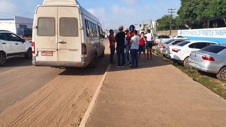 Agentes de trânsito flagram vans circulando com excesso de passageiros