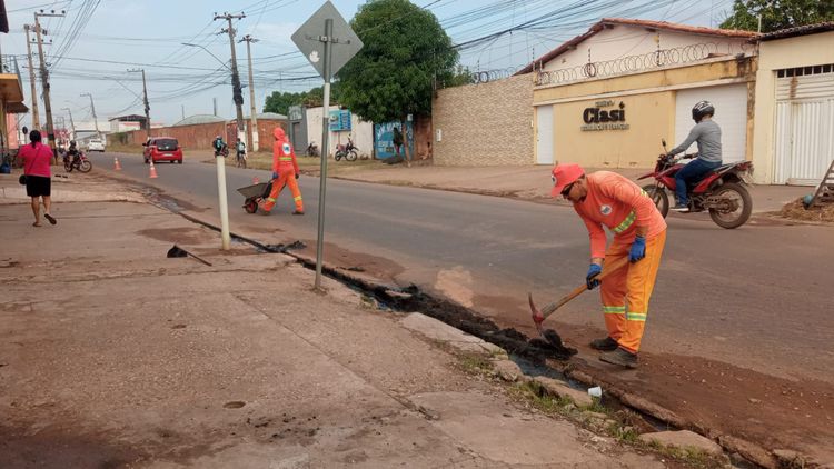 Equipes atuam na limpeza dos principais corredores de trânsito e espaços públicos