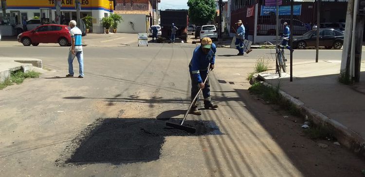 Obras de tapa-buracos beneficiam ruas e avenidas de mais oito bairros de Imperatriz