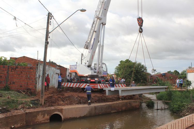 Ponte da Rua Guarani recebe vigas de concreto pré-moldadas